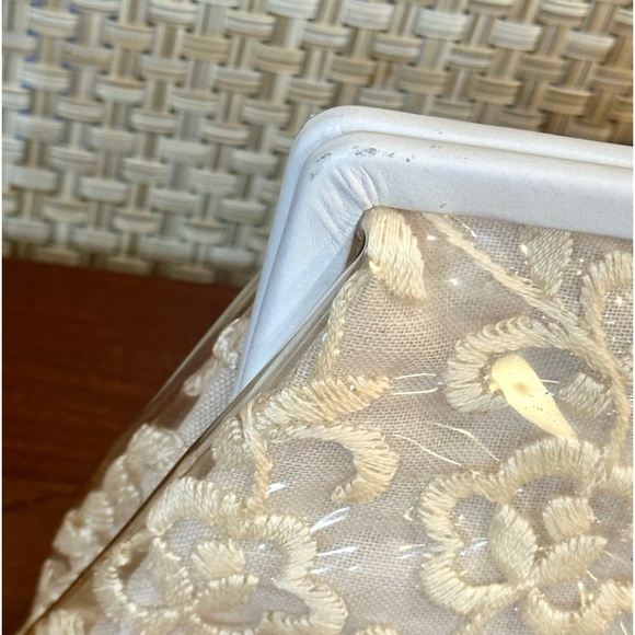 🌟HP🌟VTG 1960s Vinyl & Cream Lace Clutch Evening Bag with Gold Bow Lift Clasp - Picture 14 of 16